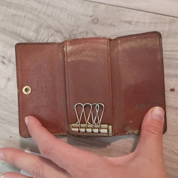 Louis Vuitton Monogram Key Case Holder 4 Key - Picture 7 of 11